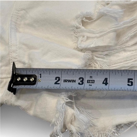 American Eagle Outfitters Women's White  Distressed Shorts. Size 4 - Picture 5 of 5